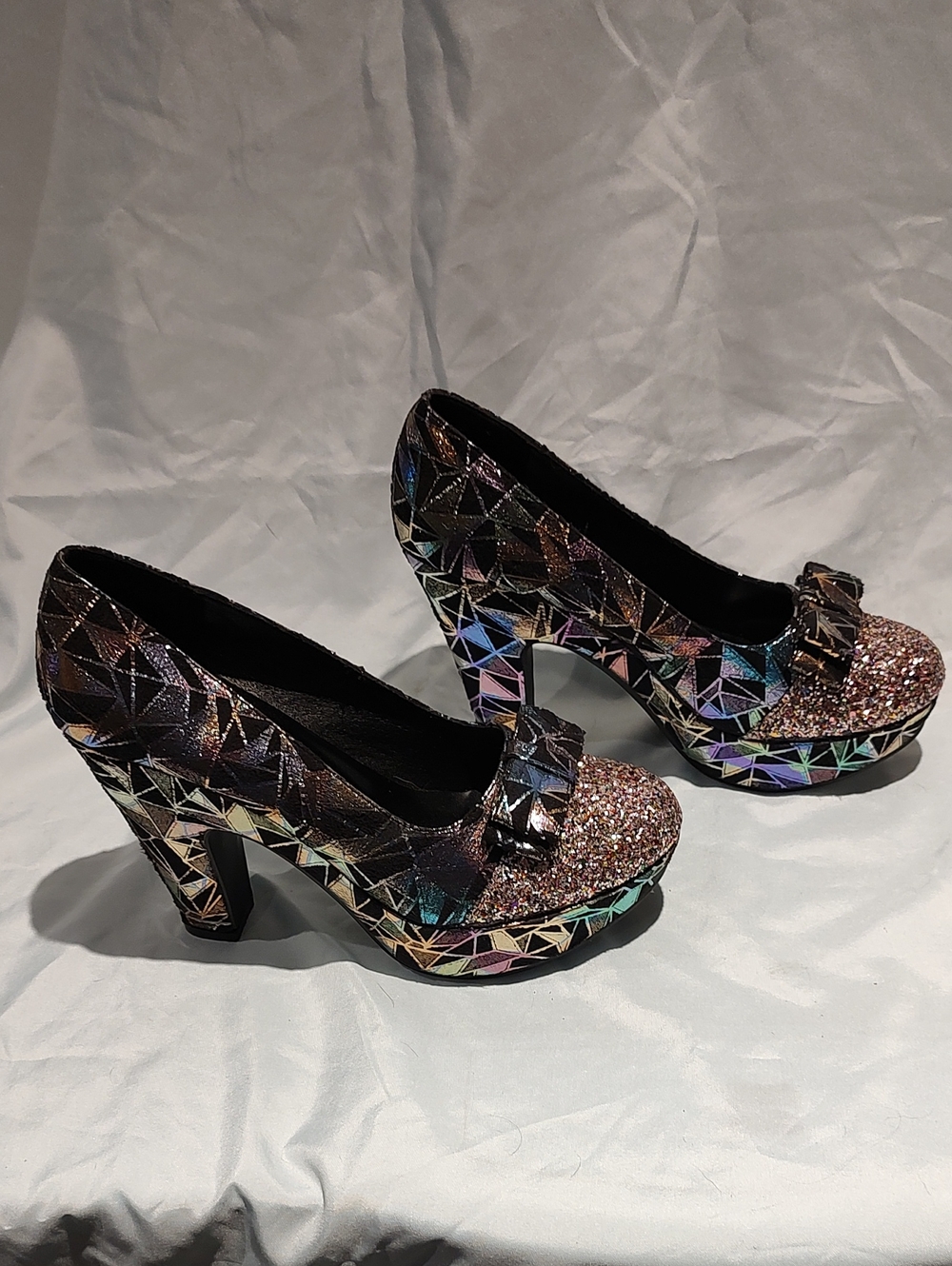 Platform Glitter Pump with Iridescent Geometric Detail - Black/Pink